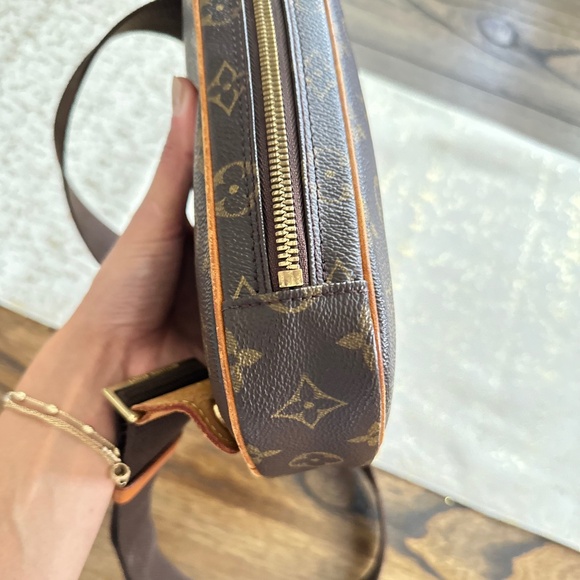Louis Vuitton Gange Monogram Crossbody - Picture 10 of 16